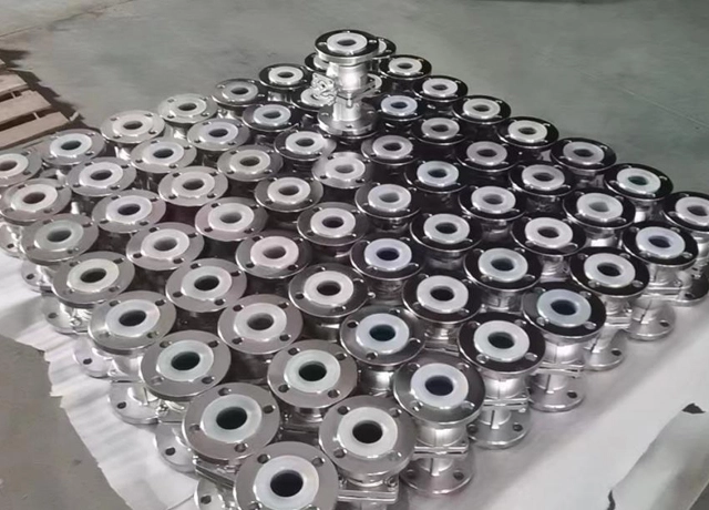 خصائص صمامات الكرة المبطنة بـ PFA